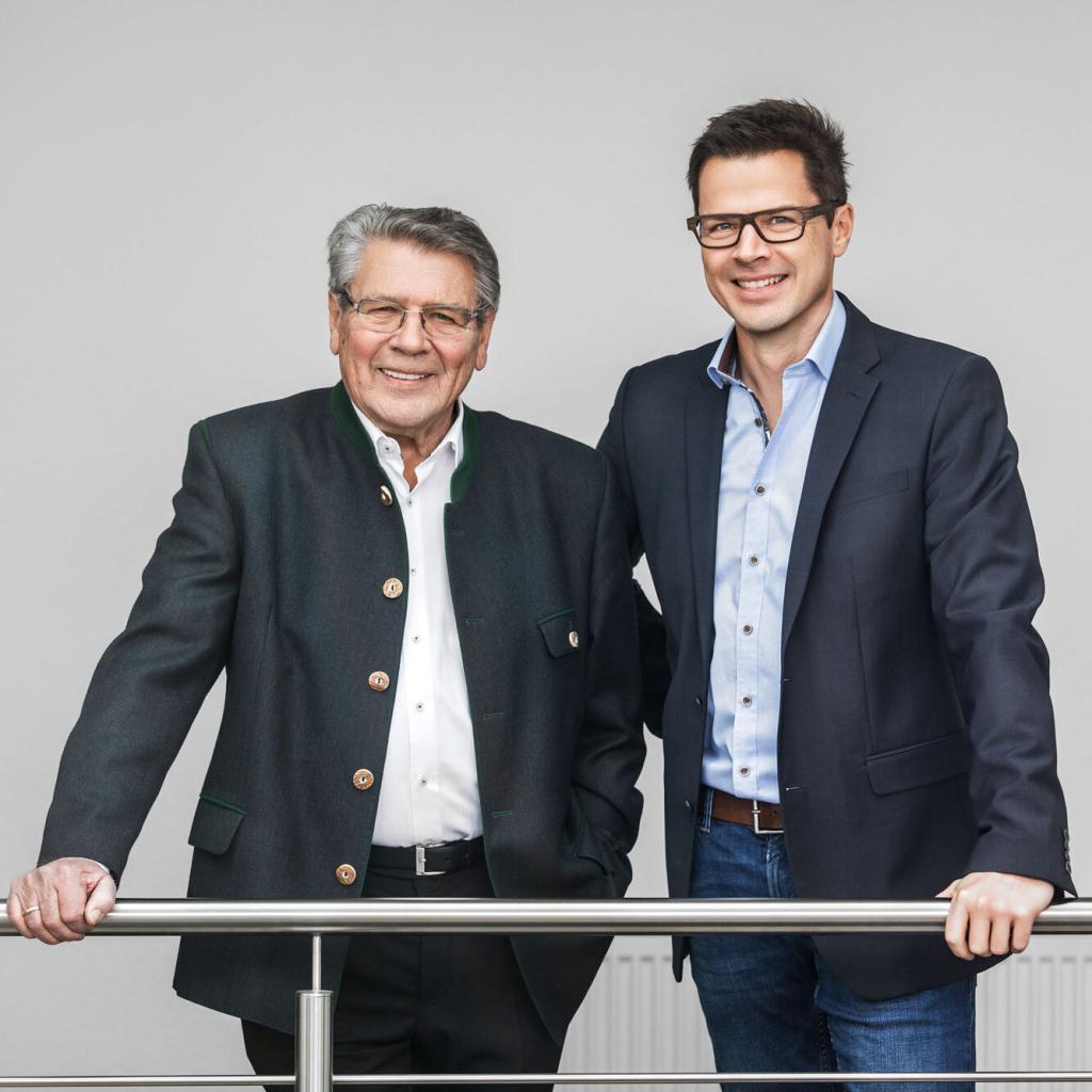 Firmengründer Hans Braun und geschäftsführender Gesellschafter Stephan Braun stehen nebeneinander