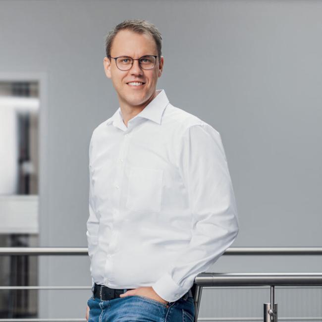 Jochen Laugwitz, Dipl. -Ing. (FH) / Prokurist Technische Leitung bei BRAUN Keller lehnt an Treppengeländer