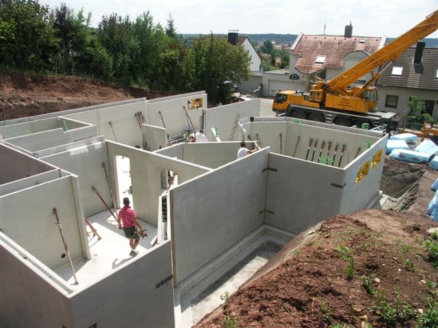 Aufbau von Wänden im Rahmen eines Kellerbaus